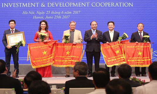 Thủ tướng tặng bằng khen cho cá nhân và tập thể doanh nghiệp. Ảnh: VGP/Quang Hiếu