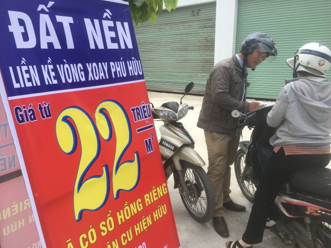 Khách hàng nghe môi giÛi giÛi thiÇu các dñ án ¥t nÁn trên °Ýng NguyÅn Duy Trinh, Q.9, TP.HCM - ¢nh: QUANG ÊNH