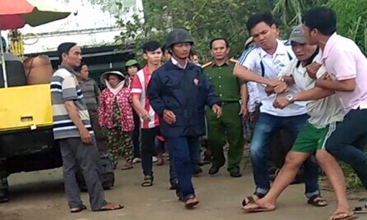 Ông Khanh (thứ 2 từ phải) bị tạm giữ ngày 27/6/2017 .