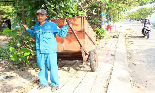 Vết thương mới lành, Chương đã phải kéo xe đi quét rác.