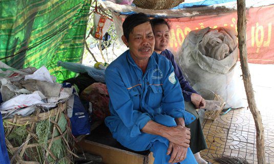 Ông Triều và vợ trong căn chòi tạm bợ.