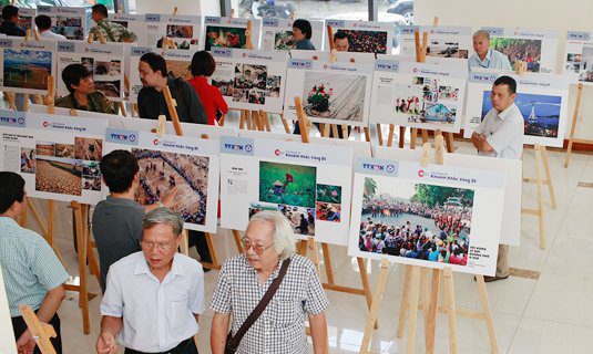 KHACH THAM QUAN TRIEN LAM 1