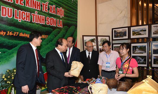Thủ tướng Nguyễn Xuân Phúc tham quan gian hàng giới thiệu sản phẩm của tỉnh Sơn La.