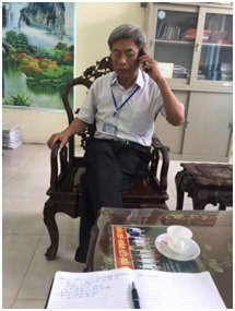 Ông Đỗ Đình Tâm – Trưởng Phòng Văn hóa Thông tin Huyện Thọ Xuân chỉ đạo nhân viên kiểm tra về Tấm bia tại xã Xuân Phong