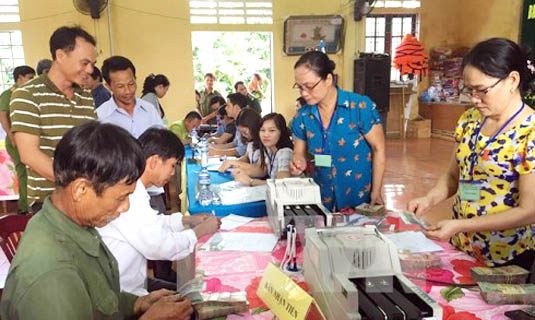 Người dân thôn Vịnh Mốc, xã Vĩnh Thạch, huyện Vinh Linh, tỉnh Quảng Trị làm thủ tục nhận tiền đền bù sự cố môi trường biển. Ảnh: TTXVN 