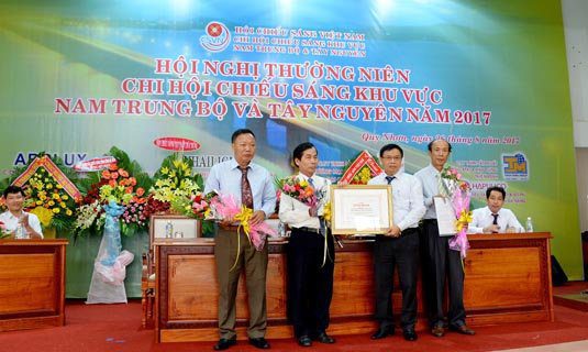 Lãnh đạo Hội CSVN tặng Bằng khen cho Chi hội