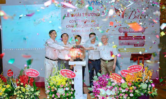 TS Vũ Văn Hiền (Người đứng giữa) cùng đại diện TT CLB Sao Đỏ và DA VBaby ấn nút khởi động Cổng Thông tin.