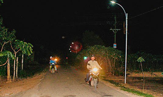 Đường làng ở tỉnh Kom tum được thắp sang