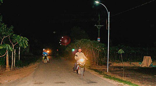 Đường làng ở tỉnh Kom tum được thắp sáng