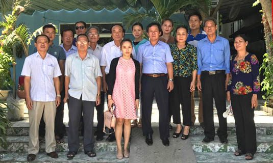 Vợ chồng ông Liệu (thứ 2 và 3 từ phải, hàng thứ hai) cùng người thân và luật sư sau khi tòa án tuyên trả hồ sơ, ngày 14/8/2017. Ảnh: Sáu Nghệ