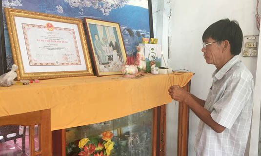Ông Huỳnh Hiếu Bi thắp hương ở bàn thờ mẹ đẻ là BMVNAH Cao Thị Điệp, cầu mong phù hộ cho ông qua oan trái