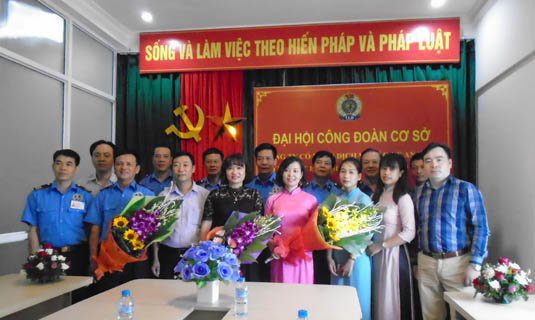 Lãnh đạo LĐLĐ Quận Cầu Giấy; Lãnh đạo công ty và đoàn viên Công đoàn công ty chụp ảnh lưu niệm.