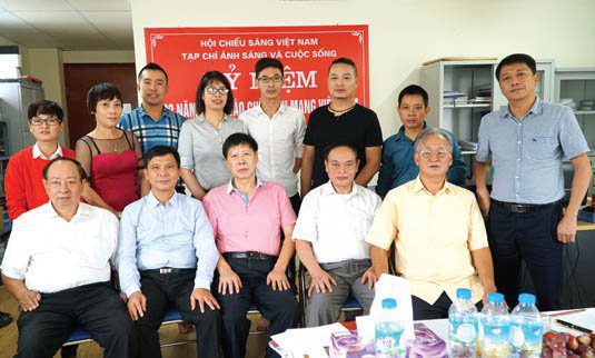 Cán bộ, phóng viên tòa soạn Tạp chí Ánh sáng và Cuộc sống chụp ảnh lưu niệm với đoàn công tác Báo Thương mại Đương đại Trung Quốc.