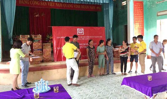 Công tác từ thiện đang được thực hiện tại xã Thọ Diên.