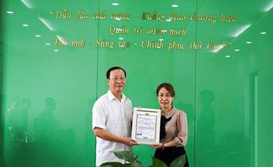 Ông Đào Nguyên Vỹ (áo trắng bên tái đón nhận bằng chứng chỉ )