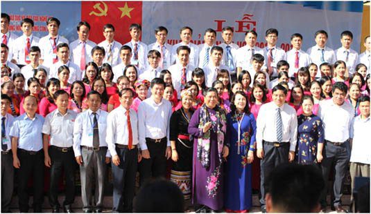 Phó Chủ tịch Quốc hội Tòng Thị Phóng chụp ảnh lưu niệm cùng với lãnh đạo huyện Con Cuông cùng thầy cô giáo Trường THPT Con Cuông.