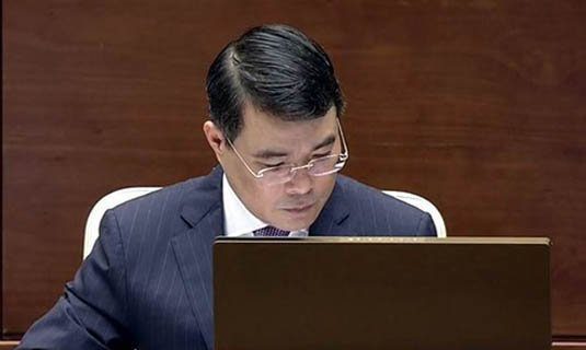 Thống đốc Ngân hàng Nhà nước Lê Minh Hưng tiếp nhận các vấn đề ĐBQH chất vấn tại Hội trường.