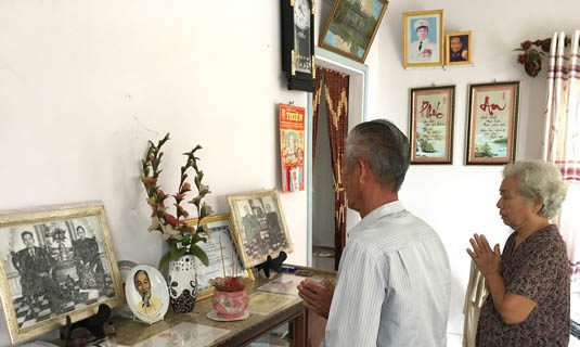 Vợ chồng ông Long cầu mong mẹ là BMVNAH phù hộ cho ông được giải nỗi oan.