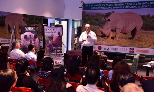 Tiến sĩ William Fowlds thuyết trình tại hội thảo.