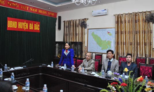 -Bà Bùi Thị Hiệu, PCT UBND huyện Đà Bắc phát biểu và cám ơn chương trình tại lễ bàn giao quà của Chương trình cho bà con bị mưa lũ huyện Đà Bắc.