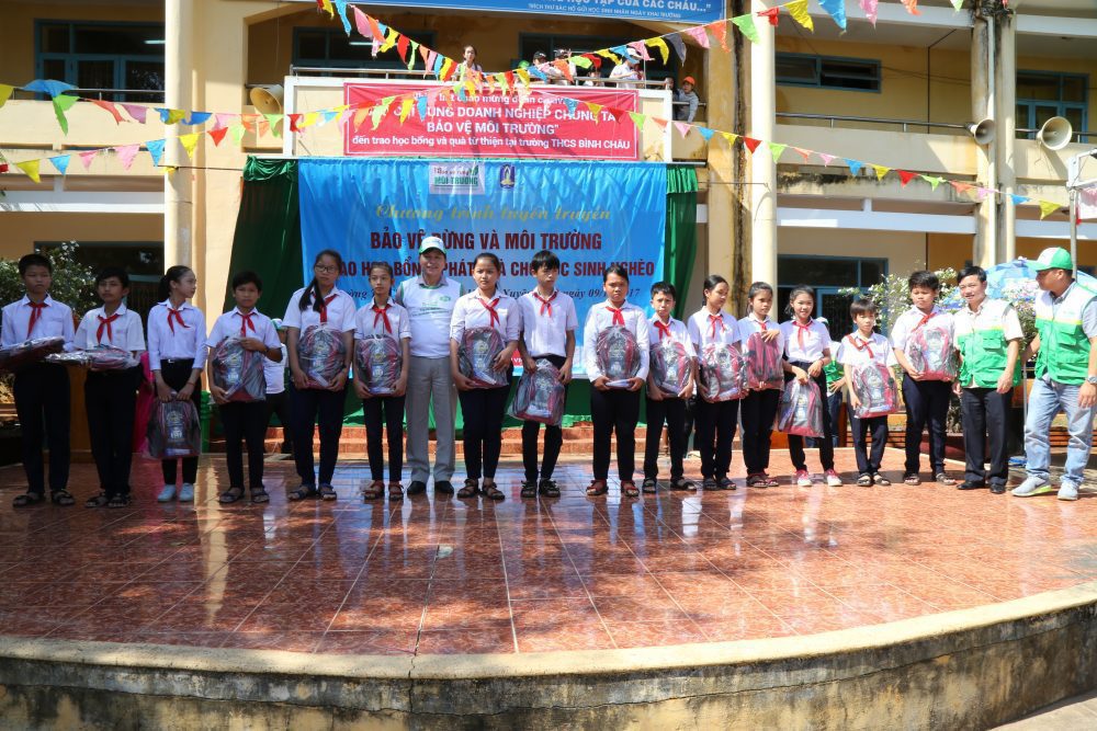 Ban tổ chức trao quà cho các em học sinh trường THCS Bình Châu.