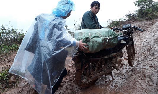 Rất khó khăn để vận chuyển hàng hóa lên bản cho bà con.