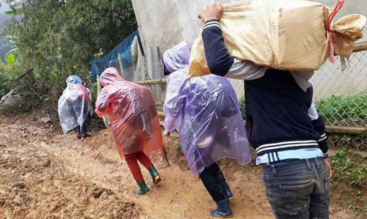 Người dân xuống chân núi cùng đoàn chuyển đồ lên bản.