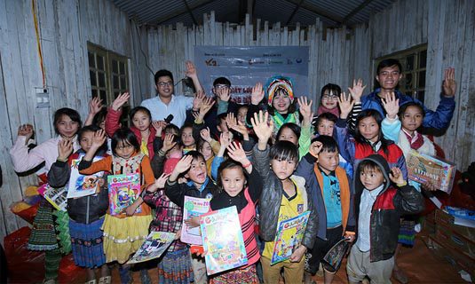 Các em bé Cu Vai rất vui mừng và hạnh phúc khi được nhận quà từ Rạng Đông.