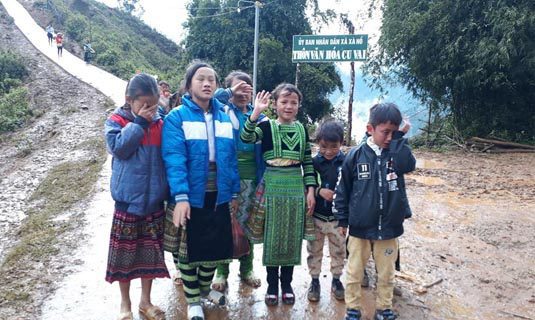Các em bé xuống tận chân núi tiễn đoàn trong nước mắt và niềm mong mỏi mọi người sẽ quay trở lại bản.