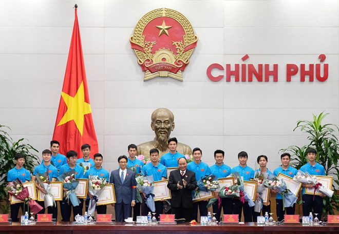 Thủ tướng Nguyễn Xuân Phúc và Phó Thủ tướng Vũ Đức Đam trao Bằng khen của Thủ tướng Chính phủ cho các thành viên Đội tuyển U23 Việt Nam. Ảnh X. Hiếu