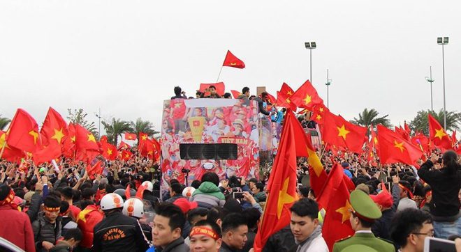 Những người hùng U23 Việt Nam diễu hành giữa biển người chiều 28/1. Ảnh: Đoàn Bổng