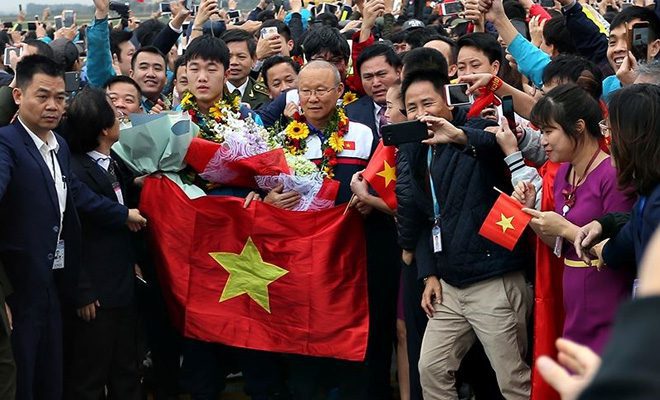 HLV Park Hang Seo và đội trưởng Xuân Trường trong vòng vây người hâm mộ.