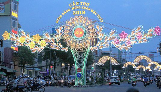 Cổng đường đèn nghệ thuật lúc mới sáng đèn vào chiều tối.