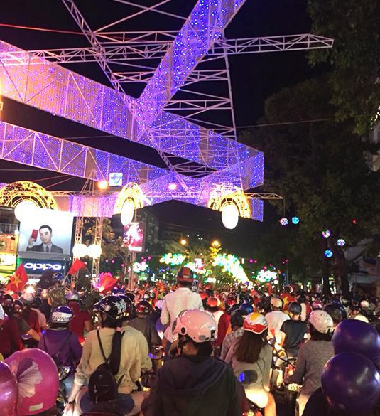 Giữa đường đèn nghệ thuật.