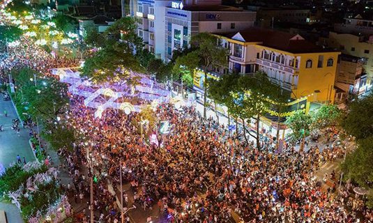 Đường đèn nghệ thuật đêm đội bóng U23 nước ta vào chung kết.