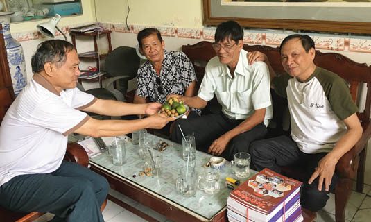 Đầu năm thăm nhà ông Huỳnh Hiểu Bi (Trong ảnh : Ông Bi - Áo trắng, giữa).