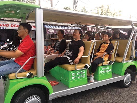 Du khách ngồi xe điện tham quan Chợ đêm Trần Phú.