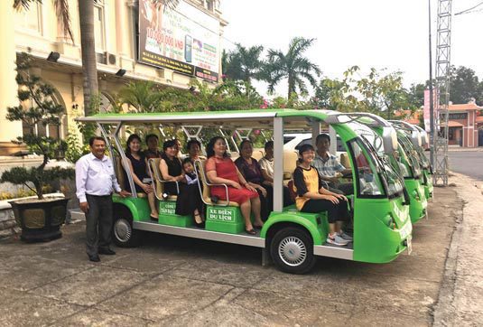 Các xe điện ở khu du lịch cồn Cái Khế.