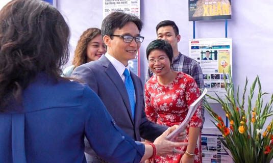 Phó thủ tướng Vũ Đức Đam thăm gian trưng bày báo tai Hội báo toàn quốc 2018 - Ảnh: Việt Tuấn.