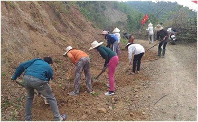 Bà con nhân dân đang làm đường giao thông nông thôn từ bản chắn đi bản mác , bản lâu và bản nhạn.