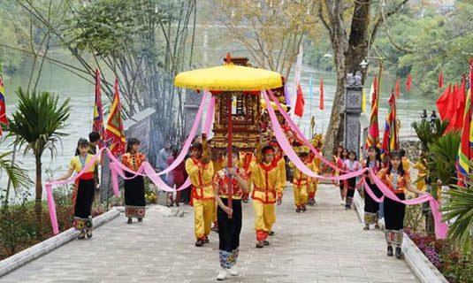 Lễ rước tại Lễ hội Đền Vạn - Cửa Rào.