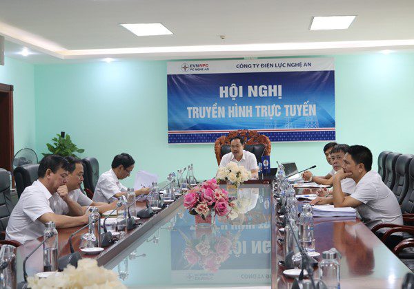 Ông Lê Quang Thanh - Phó Giám đốc Công ty chủ trì hội nghị truyền hình trực tuyến đảm bảo cấp điện cho kỳ thi tốt nghiệp THPT Quốc gia năm 2020