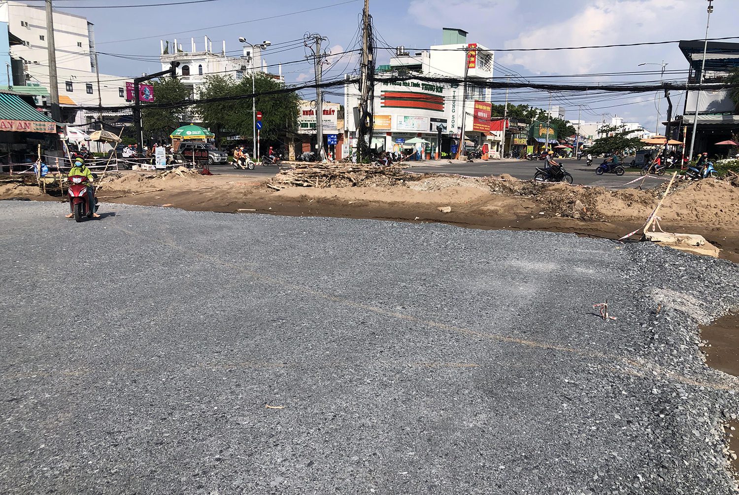 Đường Trần Hoàng Na đoạn qua đường 30/4