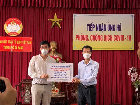 Công ty trao số hàng ũng hộ cho Đội ngũ y bác sĩ, nhân viên y tế.