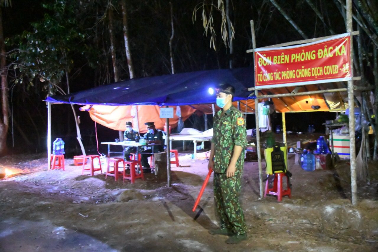 Đêm cũng như ngày, những người lính mang quân hàm xanh vượt gian nan, quyết bám trụ, trực chiến 24/24 giờ tại các “lá chắn thép” nơi đường mòn, lối mở vùng biên giới