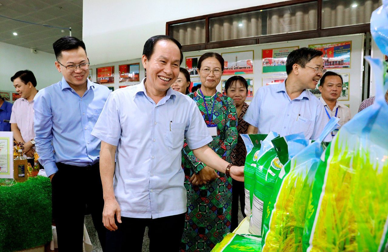 Bí thư Tỉnh ủy kiêm Chủ tịch UBND tỉnh Hậu Giang Lê Tiến Châu với nông sản chế biến có thương hiệu