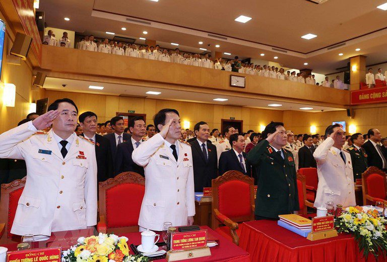 Các đồng chí lãnh đạo, đại biểu thực hiện nghi thức chào cờ khai mạc Đại hội