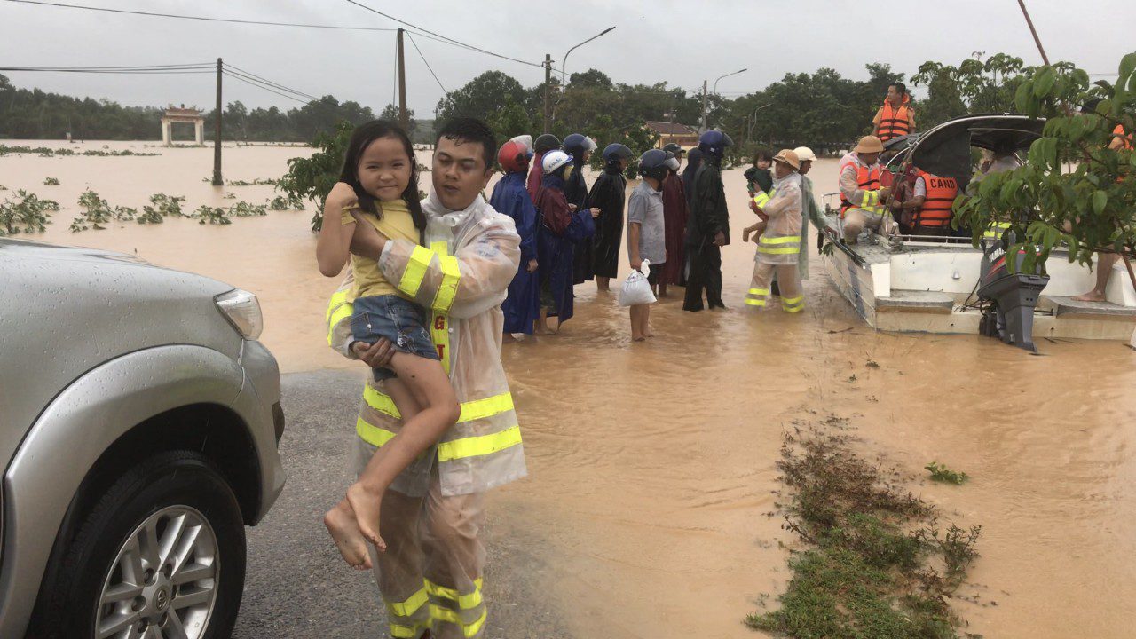 CSGT Huyện Cam Lộ (Quảng Trị) giúp dân ra khỏi vùng lũ lụt.