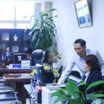 Ông Trần Nhật Duy trưởng phòng thanh tra pháp chế thường xuyên trao đổi nghiệp vụ cùng cán bộ trong phòng