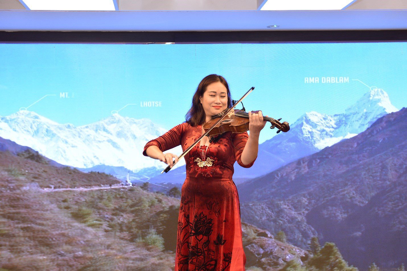 Màn độc tấu đàn Viola của Nghệ sỹ Nguyệt Thu đã góp phần truyền cảm hứng thiện nguyện trong đêm nhạc